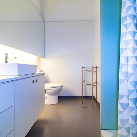 Modern Center 1f *